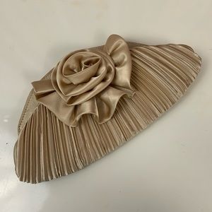 🥂 Beautiful Champagne colored Rose Clutch Purse